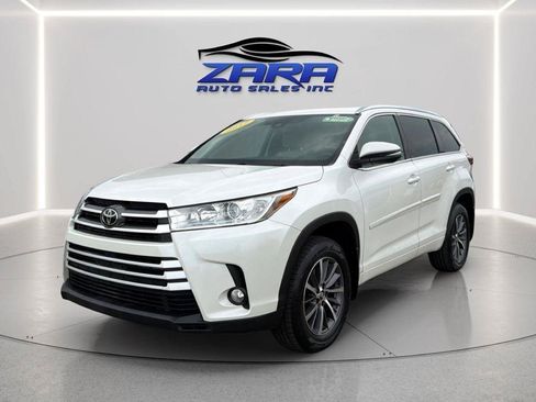 Used 2017 Toyota Highlander XLE AWD/4WD image 3