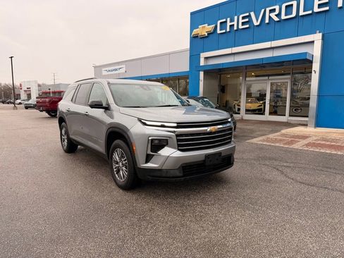 Used 2024 Chevrolet Traverse LT image 1