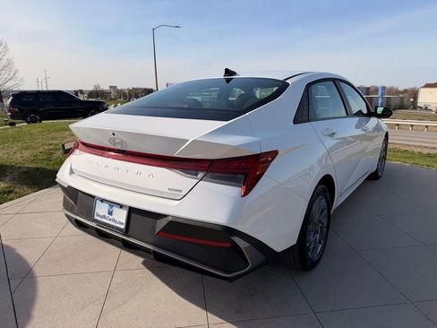 Used 2025 Hyundai Elantra Hybrid FWD image 5