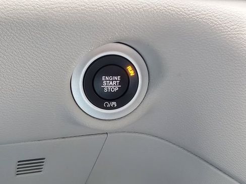 Used 2024 Chrysler Pacifica Touring-L image 19