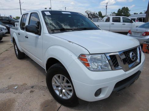 Used 2018 Nissan Frontier SV image 3