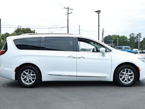Used 2020 Chrysler Pacifica Touring-L FWD image 4