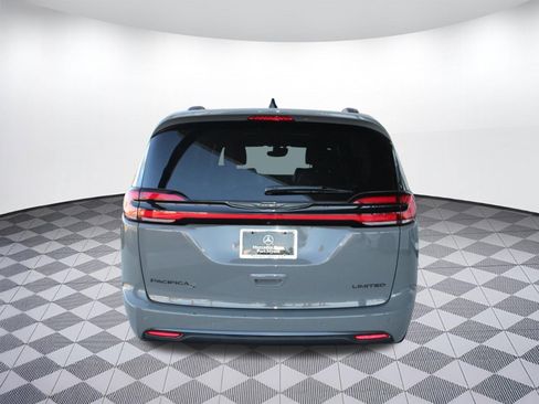 Used 2025 Chrysler Pacifica Limited FWD image 10