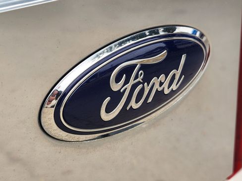 Used 2017 Ford F150 Platinum w/ Equipment Group 701A Luxury image 10