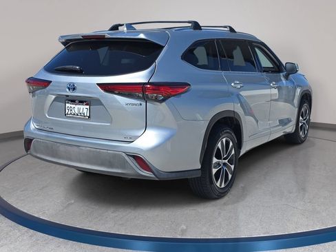 Used 2021 Toyota Highlander XLE FWD image 6
