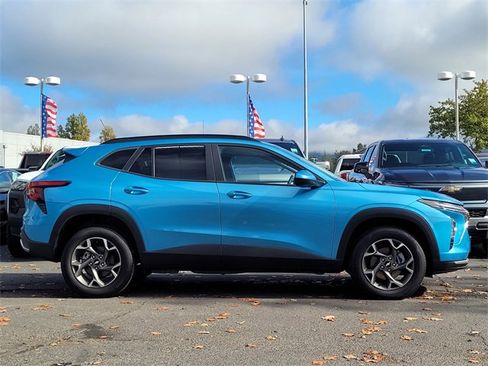 Used 2025 Chevrolet Trax LT w/ Driver Confidence Package image 5