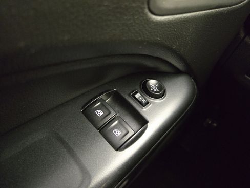 Used 2016 GMC Canyon SLE w/ All Terrain Package image 28