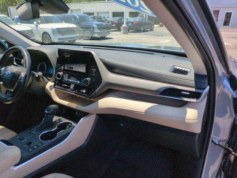 Used 2023 Toyota Highlander XLE AWD/4WD image 39