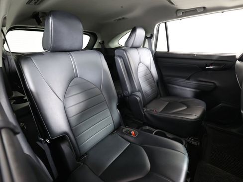 Used 2021 Toyota Highlander XLE AWD/4WD image 21