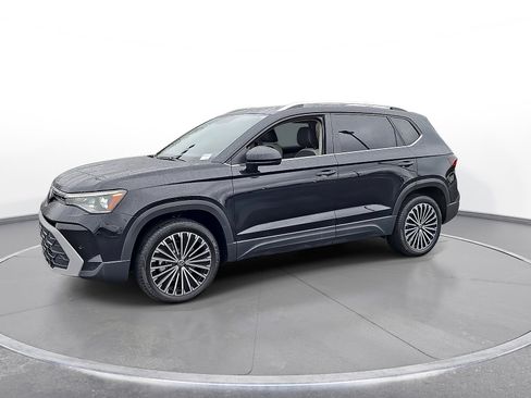 Used 2025 Volkswagen Taos SE FWD image 4