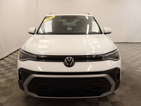 Used 2025 Volkswagen Taos SE w/ Panoramic Sunroof Package image 5