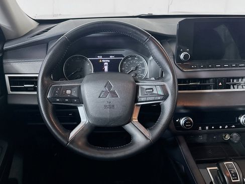 Used 2024 Mitsubishi Outlander SE image 18