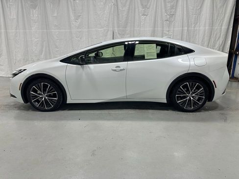 Used 2025 Toyota Prius XLE image 4