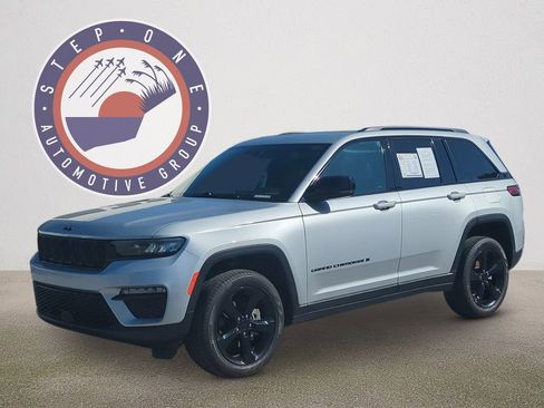 Used 2024 Jeep Grand Cherokee Limited w/ Black Appearance Package AWD/4WD image 2