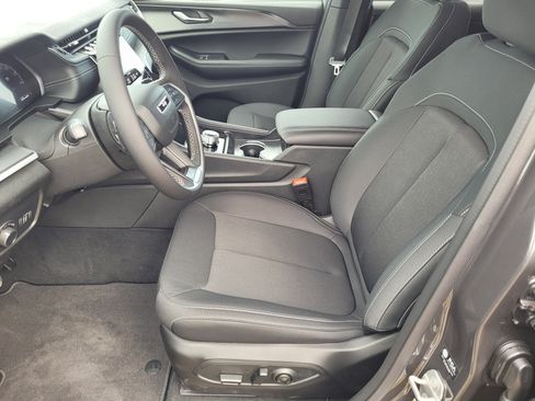 New 2025 Jeep Grand Cherokee Laredo image 8