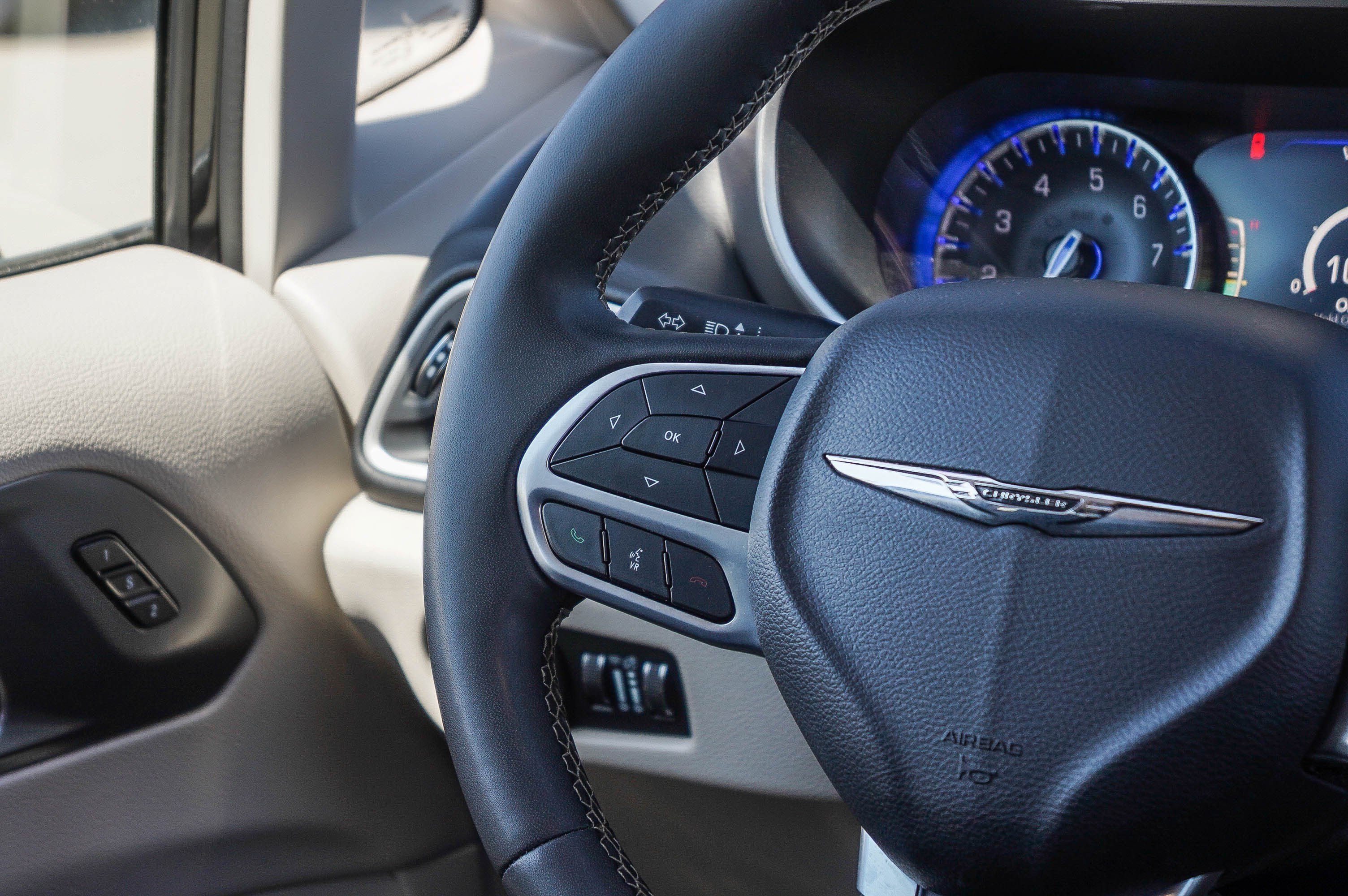 Used 2023 Chrysler Pacifica Touring-L FWD image 17