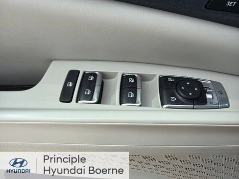 Used 2025 Kia Carnival EX FWD image 18