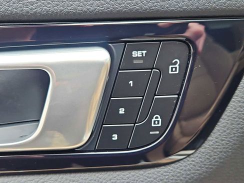 Certified 2023 Porsche Cayenne Platinum Edition image 13