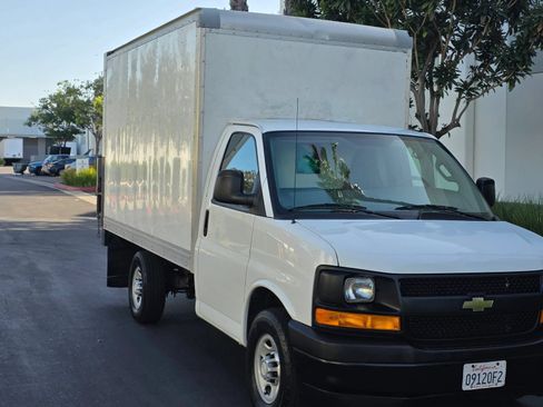 Used 2017 Chevrolet Express 3500 RWD image 2