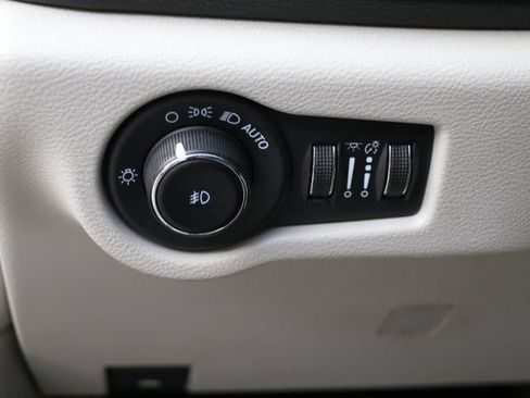 Used 2023 Chrysler Pacifica Limited FWD image 31