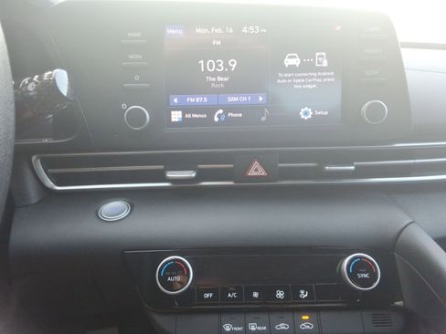 Used 2023 Hyundai Elantra SEL image 15