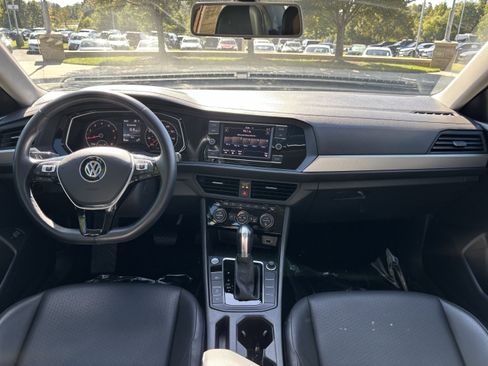 Used 2019 Volkswagen Jetta SE w/ Cold Weather Package image 18