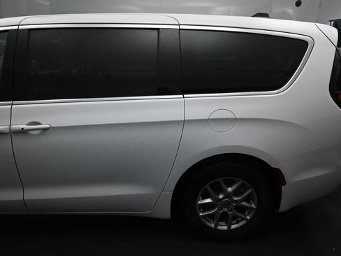 Used 2024 Chrysler Pacifica Touring-L FWD image 15