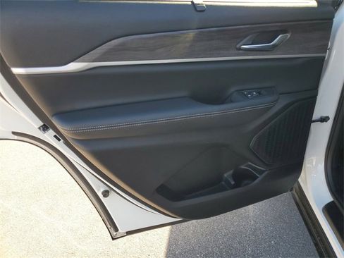 Used 2024 Jeep Grand Cherokee L Limited w/ Luxury Tech Group II image 25