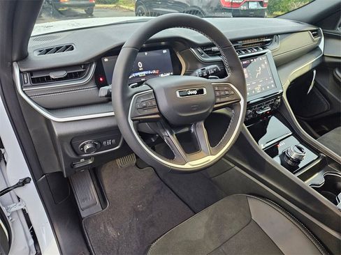 New 2025 Jeep Grand Cherokee Altitude image 13