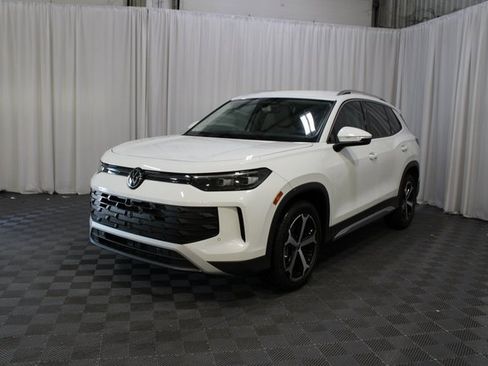 New 2025 Volkswagen Tiguan SE image 28