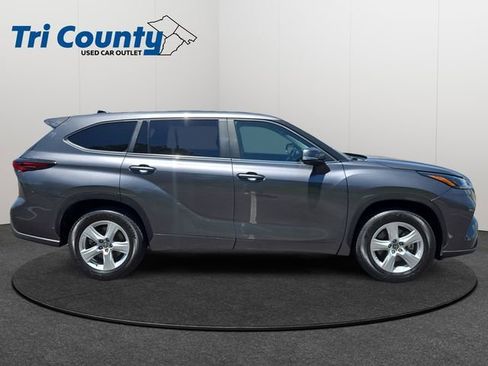 Certified 2025 Toyota Highlander LE FWD image 9