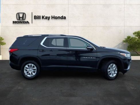 Used 2021 Chevrolet Traverse LT image 2