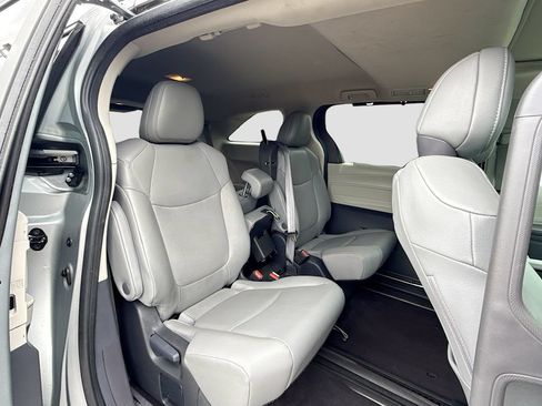 Used 2024 Toyota Sienna XLE FWD image 32