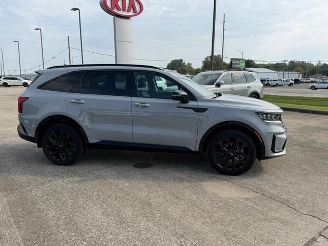 Certified 2023 Kia Sorento SX AWD/4WD image 2