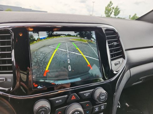 Used 2019 Jeep Grand Cherokee Altitude AWD/4WD image 19