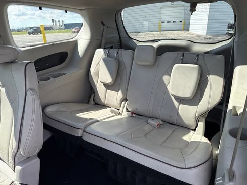 Used 2020 Chrysler Pacifica Limited FWD image 10