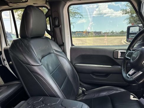 Used 2018 Jeep Wrangler Unlimited Sahara AWD/4WD image 12