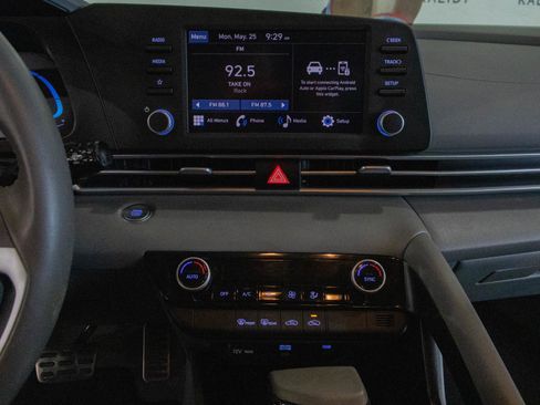 Used 2025 Hyundai Elantra Sport FWD image 4