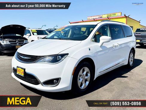 Used 2018 Chrysler Pacifica Touring-L FWD image 2