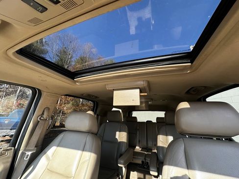 Used 2011 Cadillac Escalade ESV Premium image 13