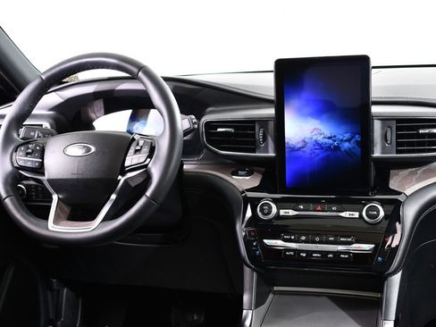 Used 2023 Ford Explorer Platinum w/ Technology Package image 8