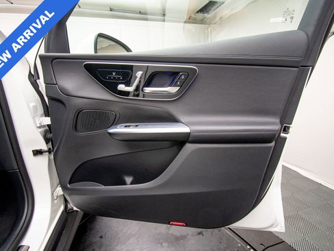 Used 2025 Mercedes-Benz GLC 300 4MATIC image 28