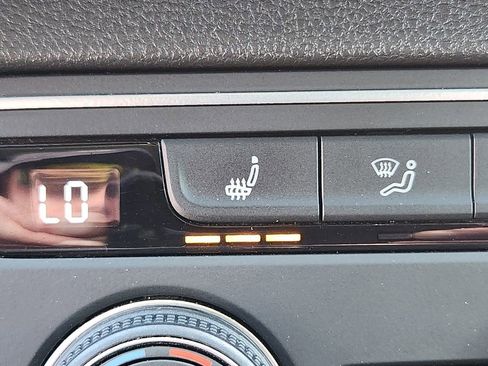 Used 2021 Volkswagen Atlas Cross Sport SE image 28