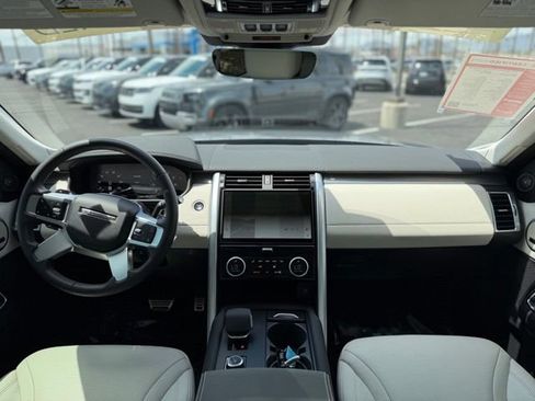 Used 2025 Land Rover Discovery Dynamic SE AWD/4WD image 13