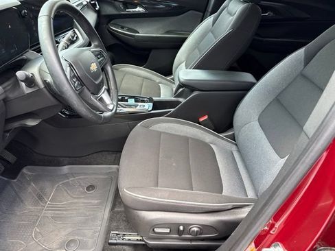 Used 2024 Chevrolet TrailBlazer LT w/ Convenience Package FWD image 9