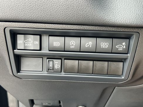 Used 2025 Toyota Tundra Limited AWD/4WD image 36