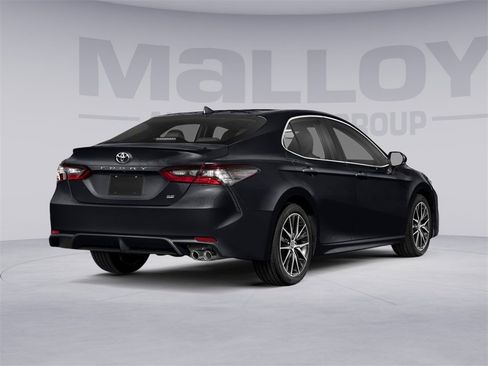 Used 2023 Toyota Camry SE image 3