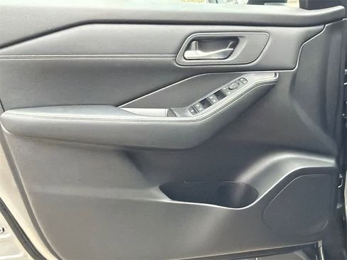 Used 2024 Nissan Rogue SV w/ SV Premium Package image 11
