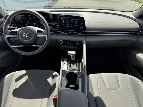 Used 2021 Hyundai Elantra SEL w/ Convenience Package FWD image 12
