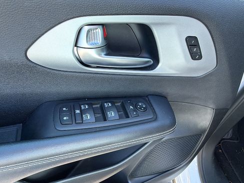 Used 2025 Chrysler Pacifica Limited FWD image 16